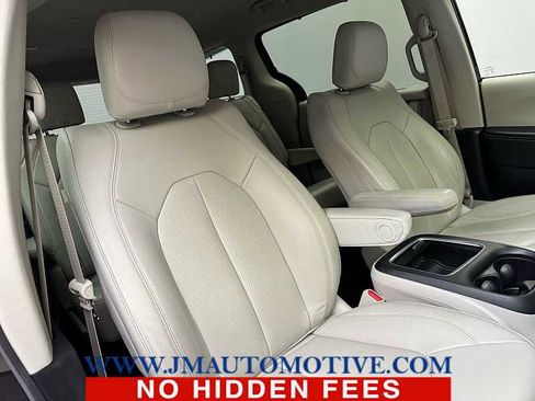 Used 2021 Chrysler Pacifica Touring-L image 23