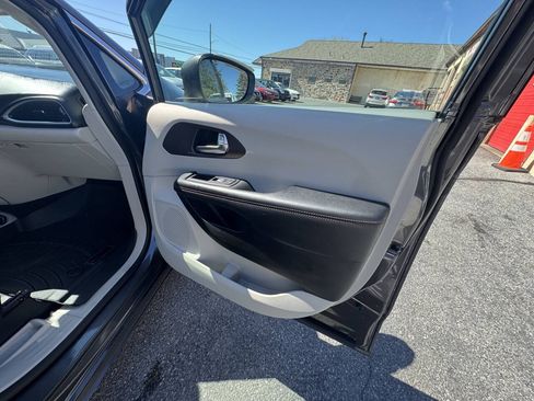 Used 2017 Chrysler Pacifica Touring-L Plus w/ Advanced Safetytec Group FWD image 30