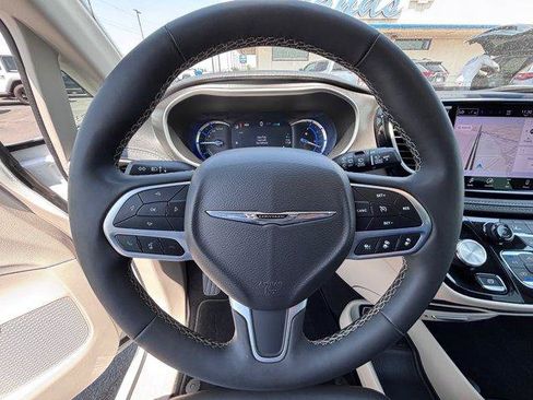 Used 2024 Chrysler Pacifica Limited FWD image 21