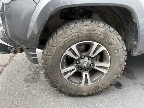 Used 2016 Toyota Tacoma TRD Sport image 7