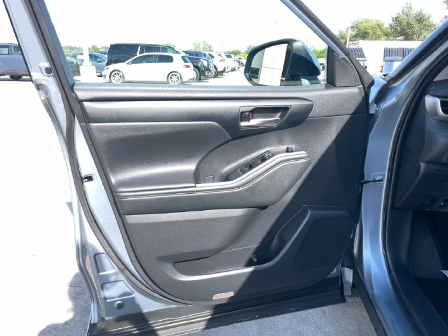 Used 2021 Toyota Highlander XLE AWD/4WD image 20