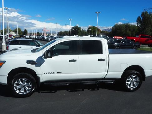 Used 2023 Nissan Titan SV w/ SV Convenience Package image 8