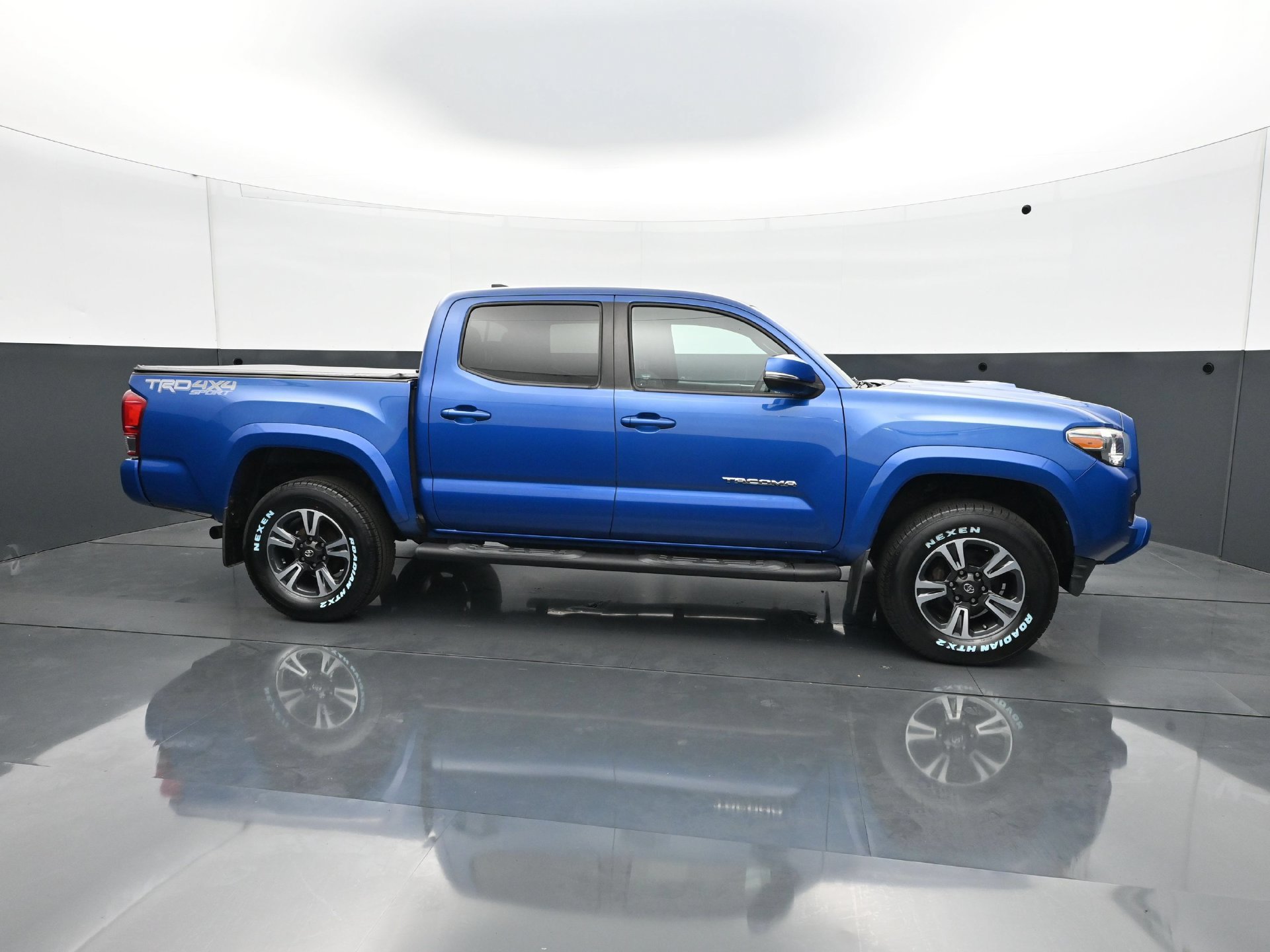 Used 2017 Toyota Tacoma TRD Sport w/ Premium & Technology Package AWD/4WD image 8