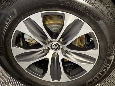 Used 2021 Toyota Highlander XLE image 26