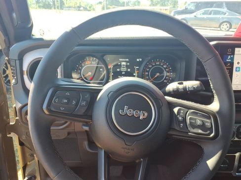 Used 2025 Jeep Wrangler Sport AWD/4WD image 30