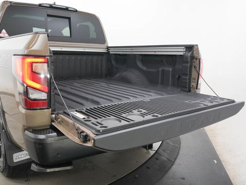 Used 2022 Nissan Titan PRO-4X w/ Pro-4x Convenience Package AWD/4WD image 11