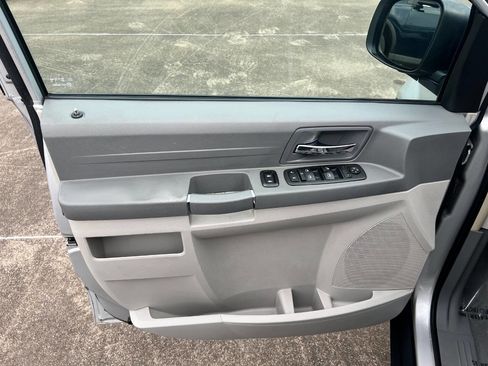 Used 2009 Chrysler Town & Country LX image 16