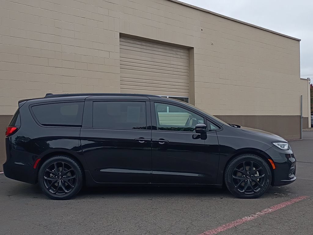 Used 2025 Chrysler Pacifica Limited FWD image 3