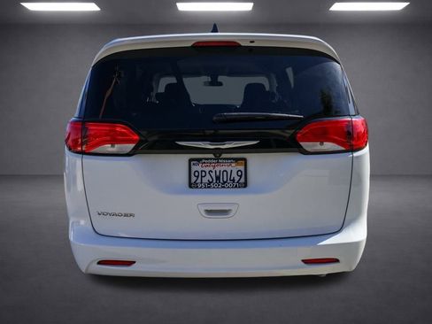 Used 2022 Chrysler Voyager LX image 5