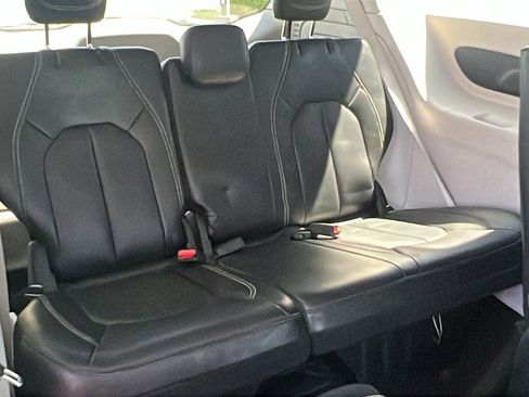 Used 2023 Chrysler Pacifica Touring-L image 20