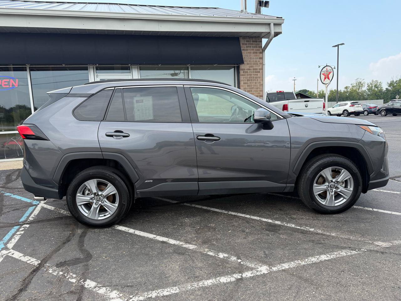 Used 2025 Toyota RAV4 XLE AWD/4WD image 6