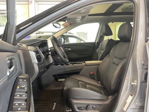 Used 2025 Nissan Rogue SL w/ Tech Package image 6