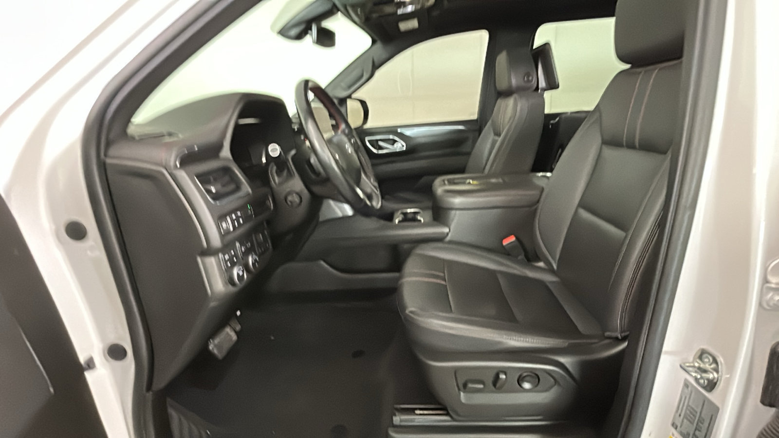 Used 2022 Chevrolet Suburban RST w/ Luxury Package AWD/4WD image 14