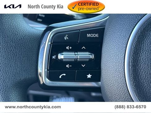 Certified 2025 Kia Sorento LX image 23