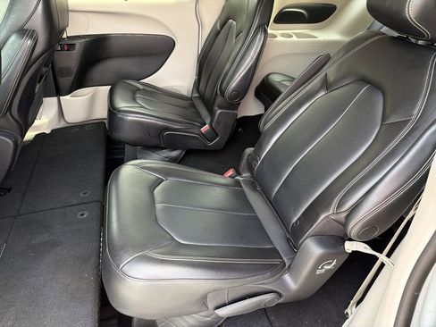 Used 2023 Chrysler Pacifica Touring-L FWD image 19