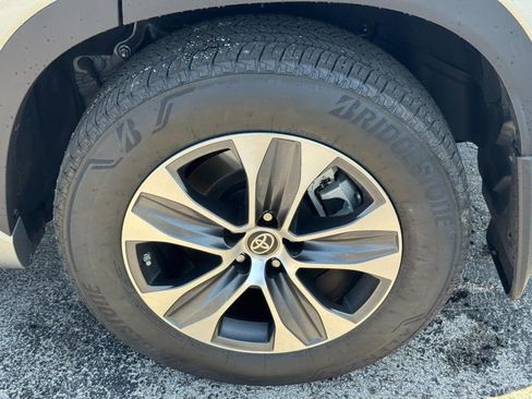 Used 2024 Toyota Highlander XLE image 8