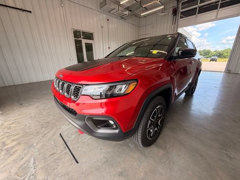Used 2025 Jeep Compass Trailhawk AWD/4WD image 16