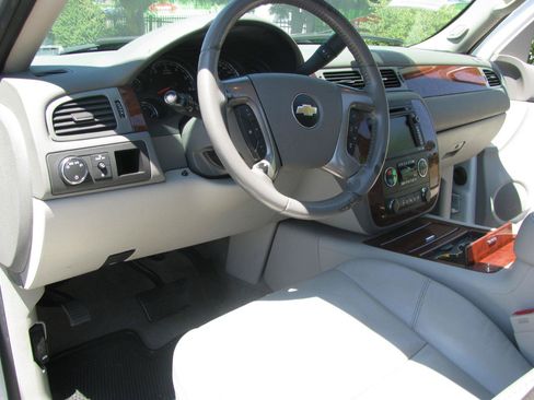 Used 2009 Chevrolet Suburban LTZ RWD image 10