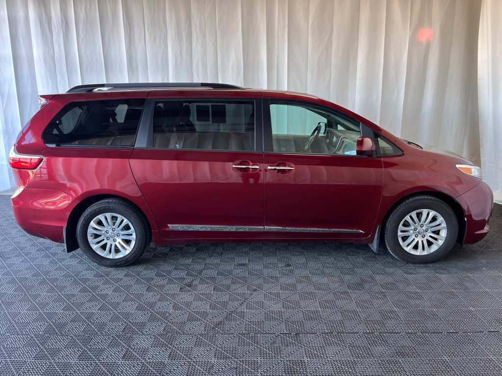 Used 2017 Toyota Sienna XLE FWD image 2