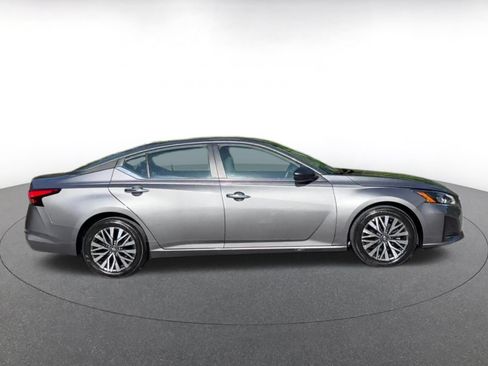 Used 2025 Nissan Altima 2.5 SV FWD image 13