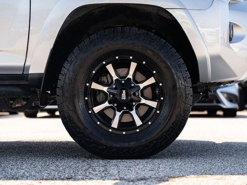 Used 2018 Toyota 4Runner TRD Off-Road Premium AWD/4WD image 9