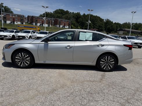 Used 2025 Nissan Altima 2.5 SV FWD image 4