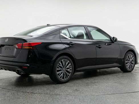 Used 2025 Nissan Altima 2.5 SV image 9