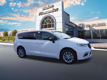 New 2026 Chrysler Pacifica Limited w/ Uconnect Theater Family Group