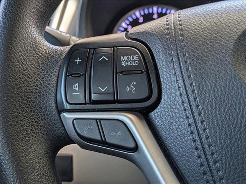 Used 2019 Toyota Highlander LE FWD image 12