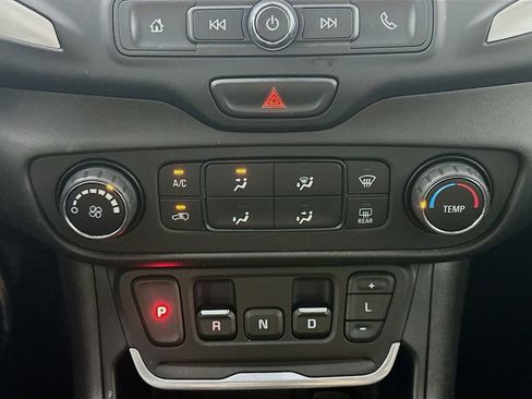 Used 2020 GMC Terrain SLE w/ Elevation Edition image 18