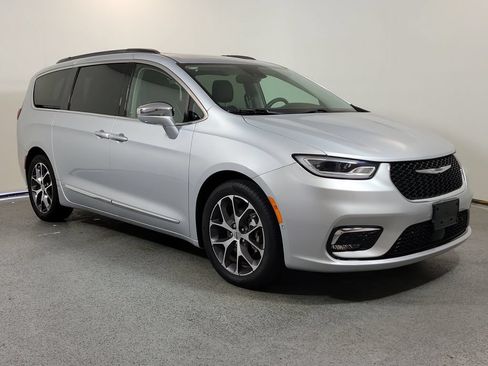 Used 2022 Chrysler Pacifica Limited FWD image 1