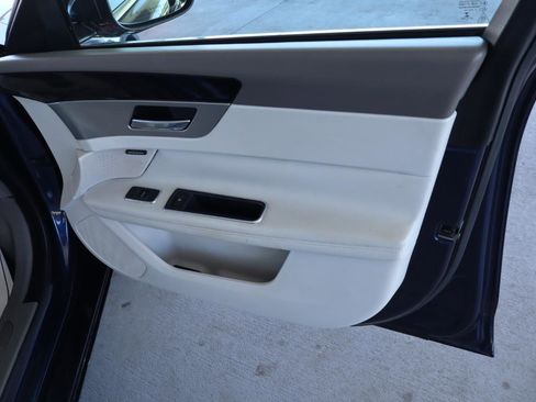 Used 2016 Jaguar XF Prestige image 38