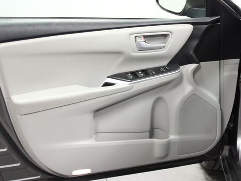 Used 2017 Toyota Camry LE FWD image 11