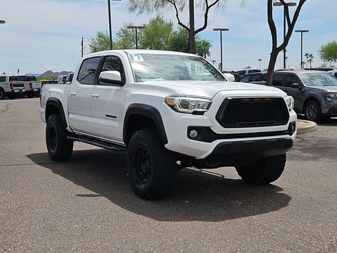 Used 2017 Toyota Tacoma TRD Off-Road w/ Tow Package (A/T) AWD/4WD image 3
