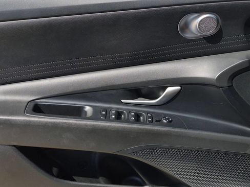 Used 2025 Hyundai Elantra SE FWD image 12