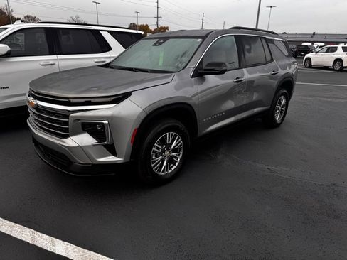 Used 2025 Chevrolet Traverse LT image 5