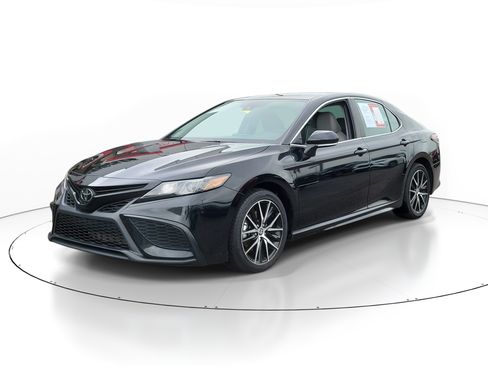 Used 2024 Toyota Camry SE FWD image 2