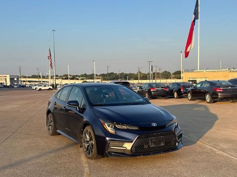 Used 2021 Toyota Corolla SE FWD image 2