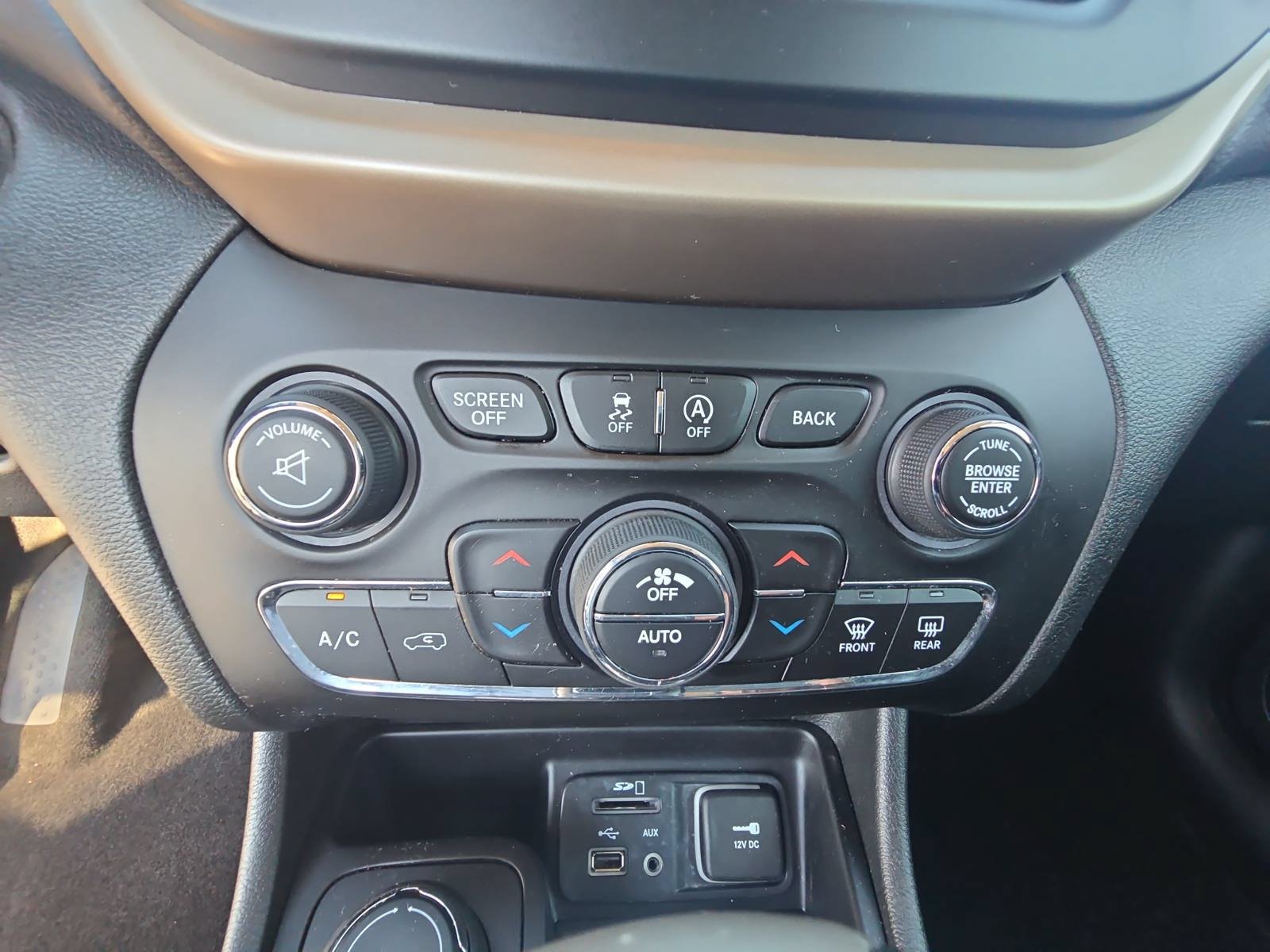 Used 2016 Jeep Cherokee Limited w/ Luxury Group AWD/4WD image 20