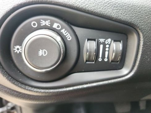 Used 2020 Jeep Renegade Latitude w/ Popular Equipment Group FWD image 23