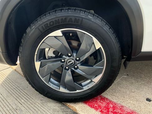 Used 2025 Nissan Rogue SV image 9