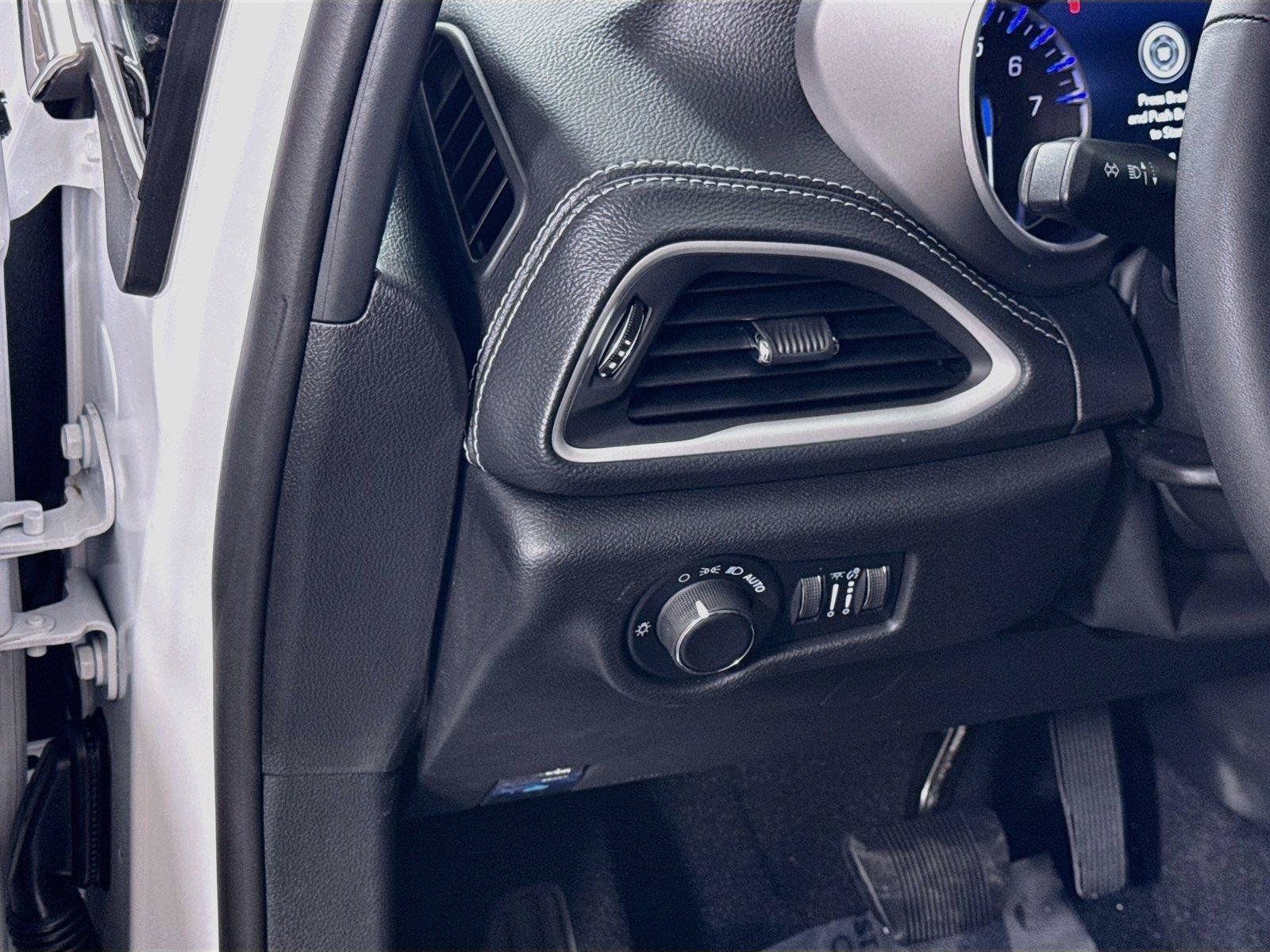 New 2027 Chrysler Pacifica Select AWD/4WD image 4