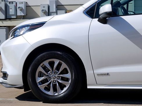 Used 2021 Toyota Sienna XLE w/ XLE Plus Package image 24