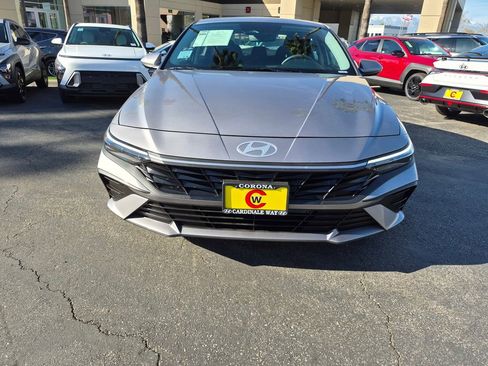 Used 2025 Hyundai Elantra SE image 2