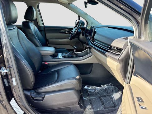 Used 2025 Kia Carnival FWD image 33