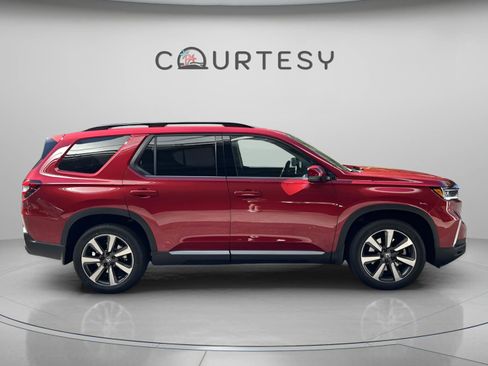 Certified 2025 Honda Pilot Touring image 8