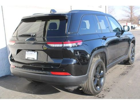 Used 2023 Jeep Grand Cherokee Altitude image 3