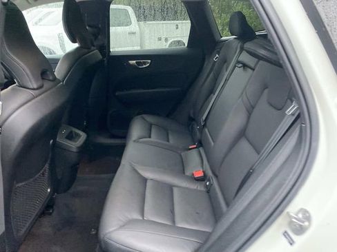 Used 2022 Volvo XC60 B5 Momentum image 9