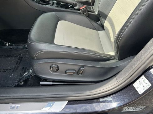 Used 2018 Volkswagen Passat 3.6 FWD image 16