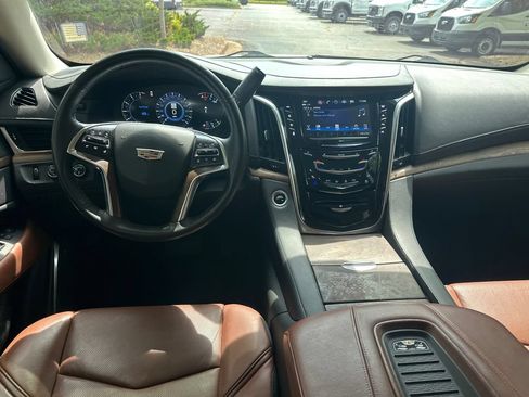 Used 2020 Cadillac Escalade ESV Luxury AWD/4WD image 24